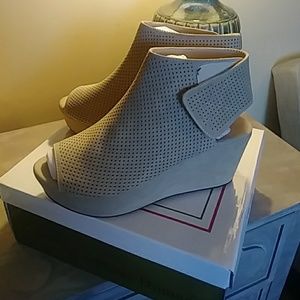 Pierre Dumas Nude Wedges